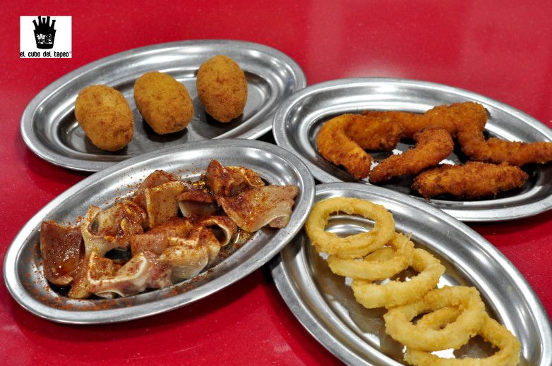 Nuevas tapas de El cubo del tapeo, Menú infantil con fruta,bocata frankfurt, mini hamburguesas