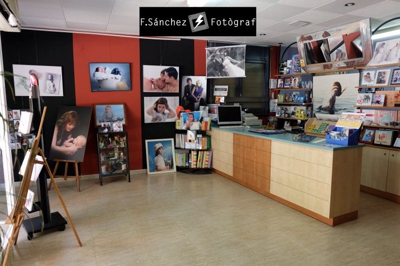 Estudi de fotografia a Mollet del Vallès, Foto Sánchez fotògraf, imatges d’embarassades, nounats o parelles