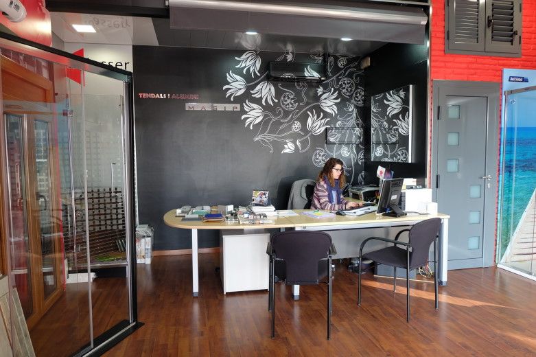 Tendals i aluminis Masip, Mollet del Vallès, Barcelona, carpintería metálica en aluminio, baños, cocinas, mamparas ducha y baño, cerramientos, toldos y rejas. Mamparas Duscholux