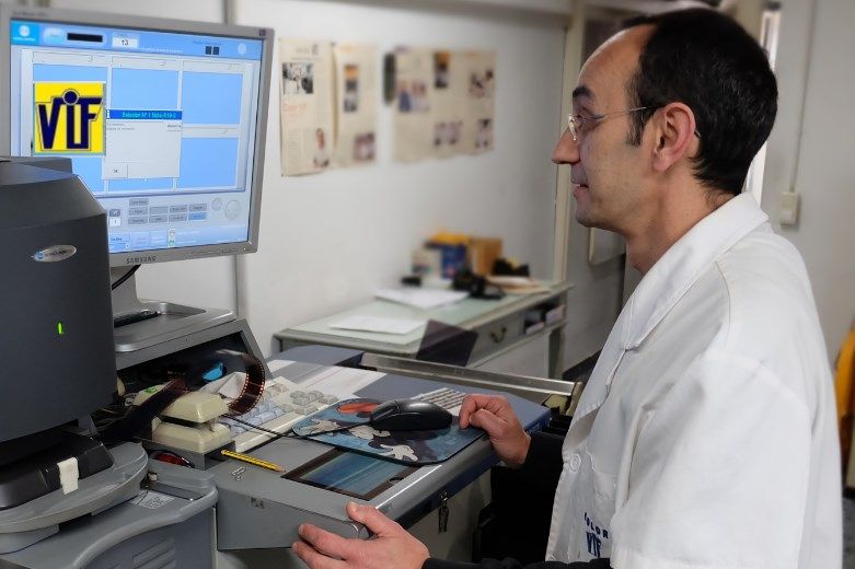 Color VIF laboratorio fotográfico profesional Barcelona, foto digital y analógica barato, fotos DNI, revelado negativos y escanear