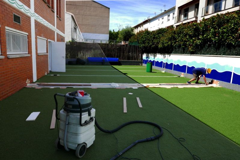 Con nuevas medidas de seguridad el patio del Gimnasio Club Esportiu Pantiquet hace reformas